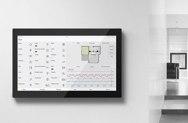 Gira dodirni panel s KNX vizualizacijom u svijetlom interijeru