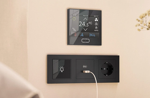 Zennio KNX dodirni panel i utičnica na zidu